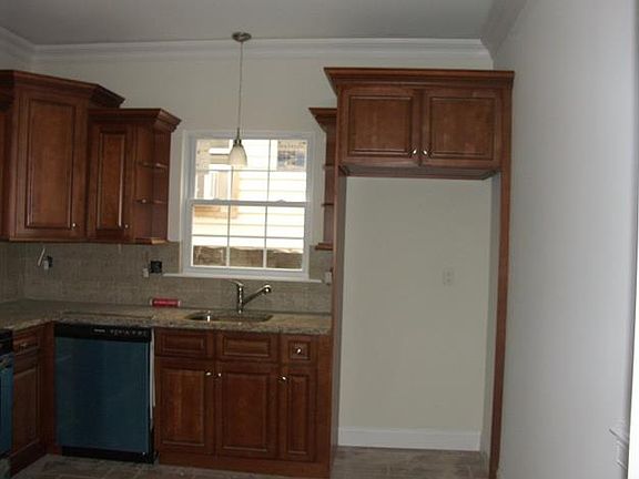 5th image of 194 Parker St