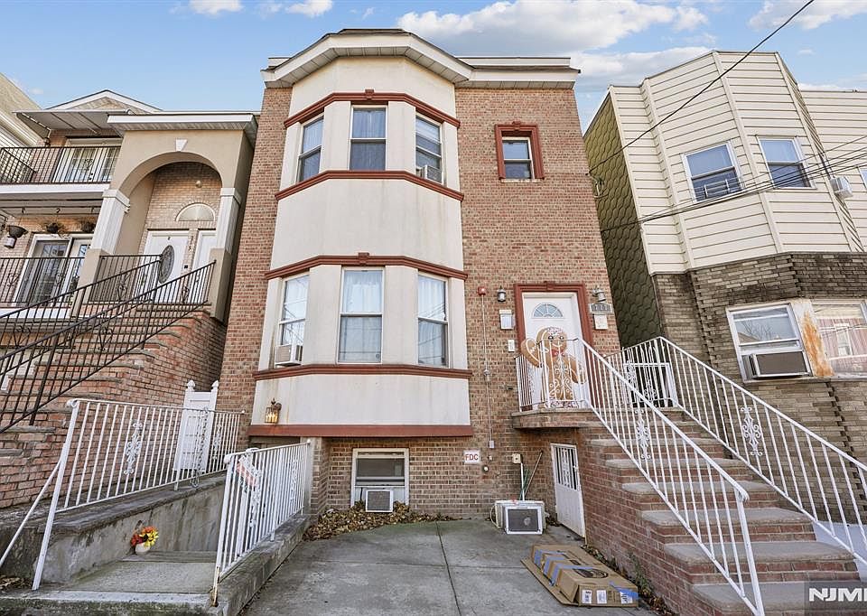 1st image of 717 16th St