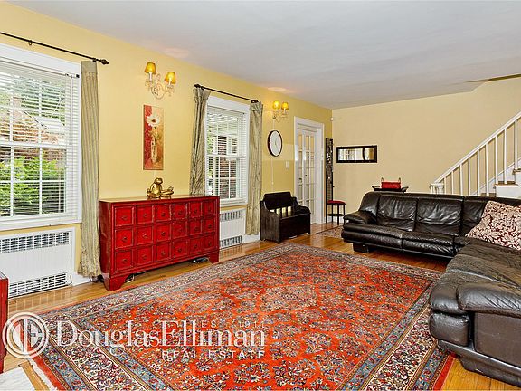 2nd image of 152 Nassau Ave