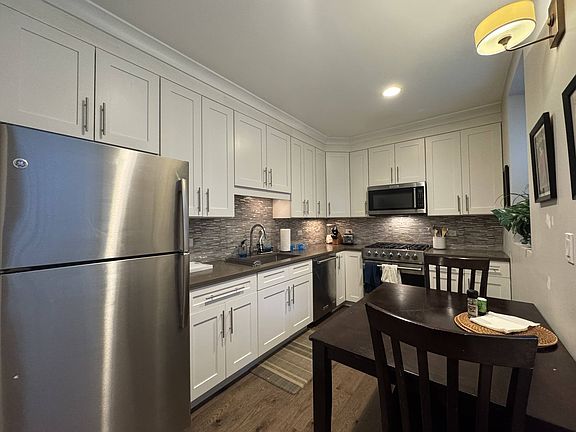 3rd image of 543 W Fullerton Pkwy #543