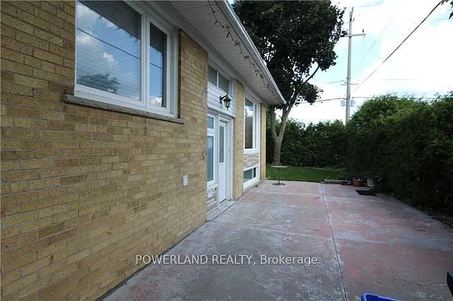 306 Osiris Dr — Photo 2
