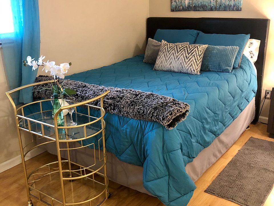 Welcome Home to your next best nest! 
Complimentary welcome package with wine, snacks and sparkling waters provided.