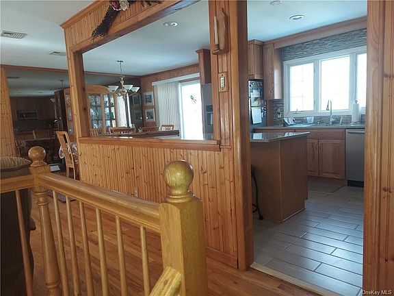 4th image of 61 Thornhill Dr