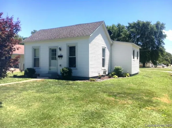 323 W South St, Girard, IL 62640