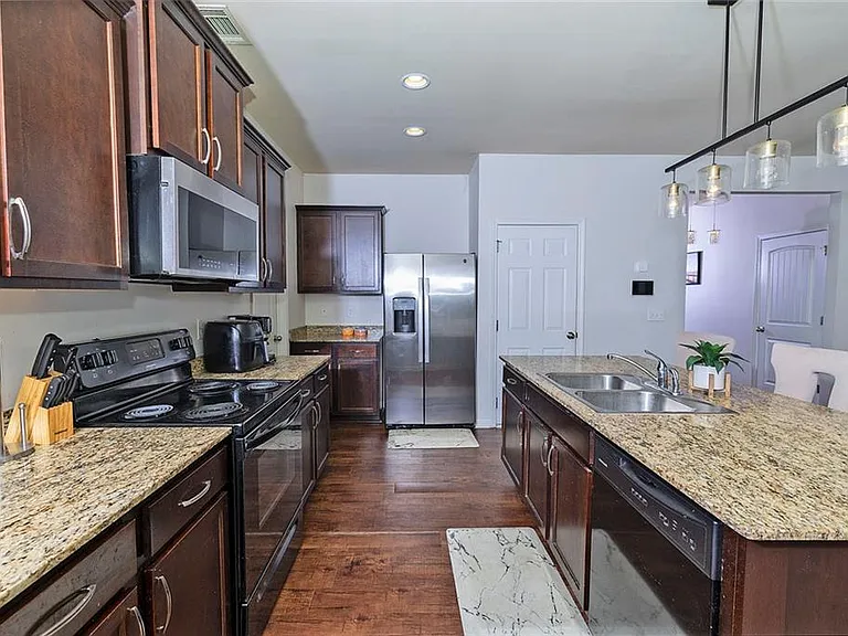2084 Sawgrass Dr — Photo 7