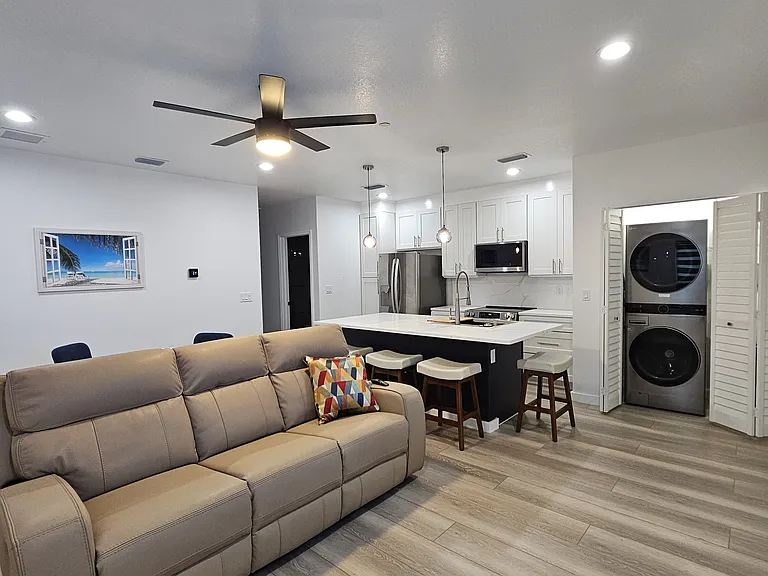 527 N Garden Ave #4 — Photo 2