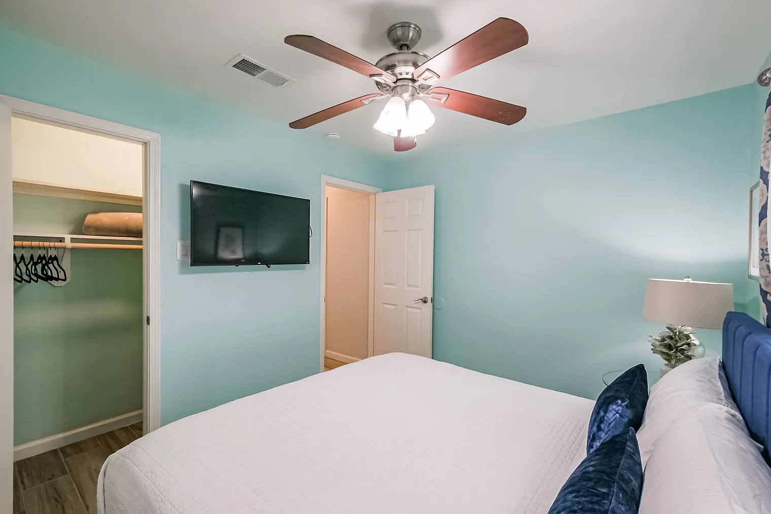 3 bed, 1.0 bath, 979 sqft, $3,954 — Photo 4