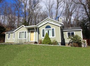 8 Hillcrest Dr, Mahopac, NY 10541