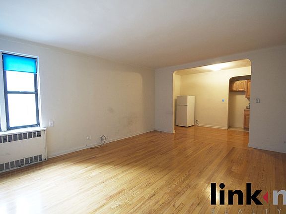 2nd image of 910 Sheridan Ave APT 2E