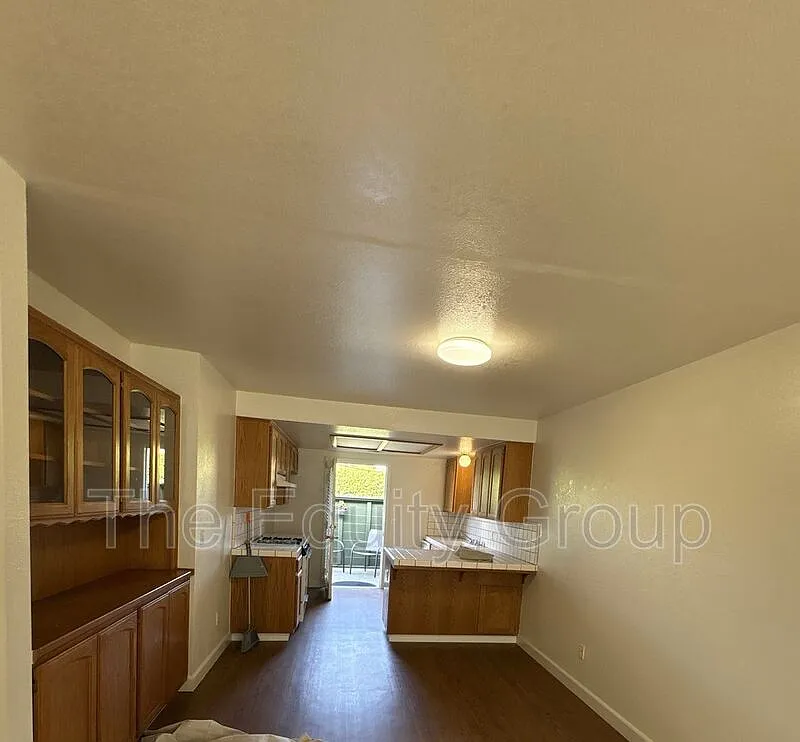 2 bed, 1.0 bath, 900 sqft, $1,600 — Photo 4