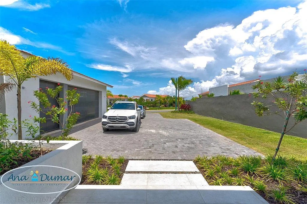 5 bed, 5.5 bath, 4300 sqft, $18,000 — Photo 2