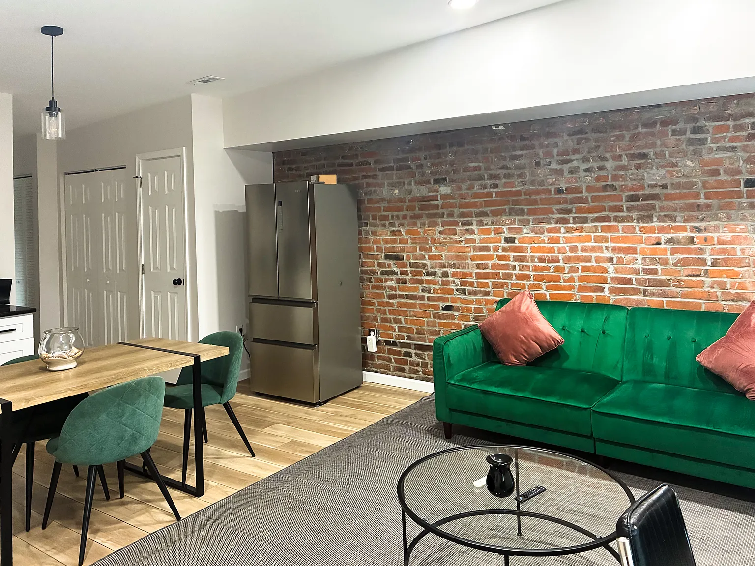2 bed, 900 sqft, $1,100 — Photo 2
