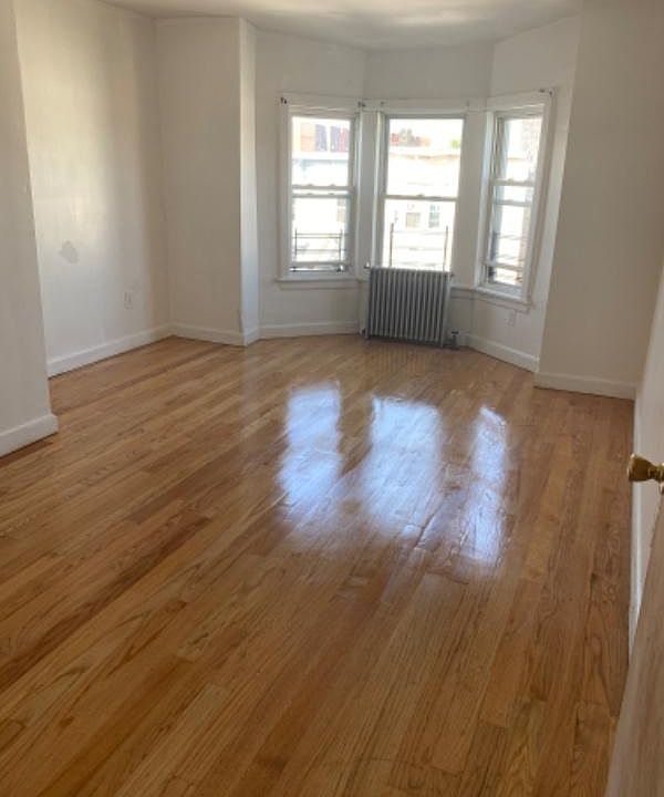 1st image of 43 Caroline Ave Floor 3