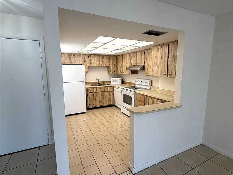 521 NE 24th Pl #2 — Photo 3