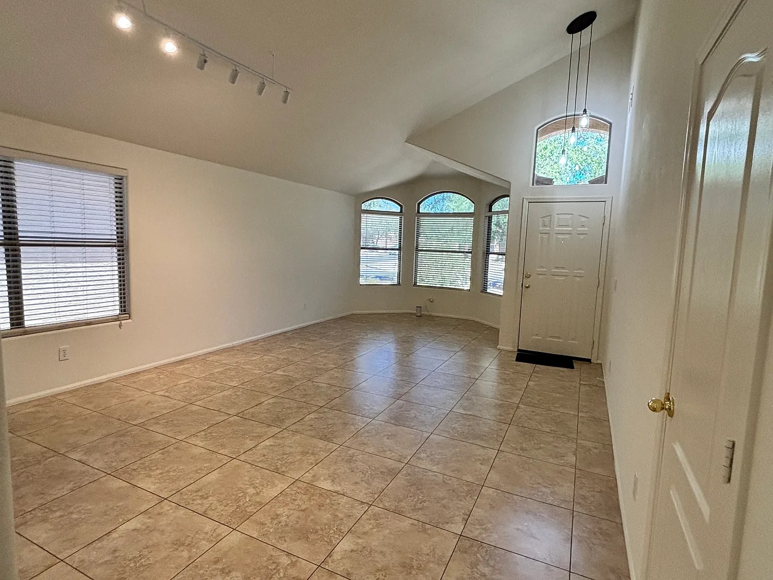 3 bed, 1670 sqft, $2,800 — Photo 3