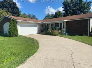119 Overlook Dr, Hurricane, WV 25526