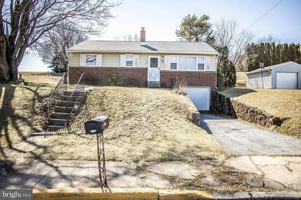 734 Windsor St photo 1