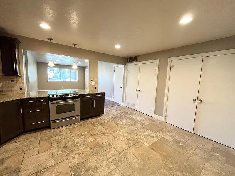 2 bed, 1.0 bath, 1050 sqft, $1,925 — Photo 3
