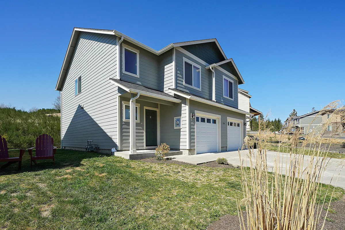 Building Photo - 1564 SE Honeysuckle Loop #B