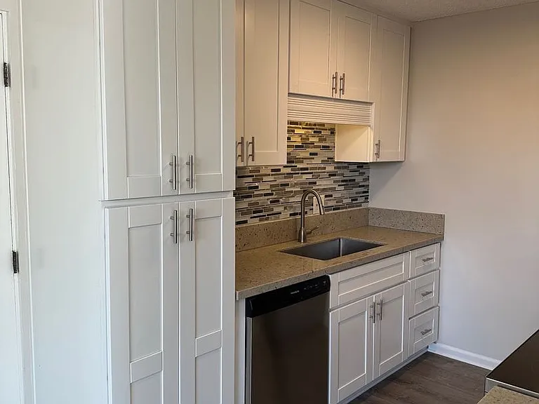 Herschel Apartments — Photo 2