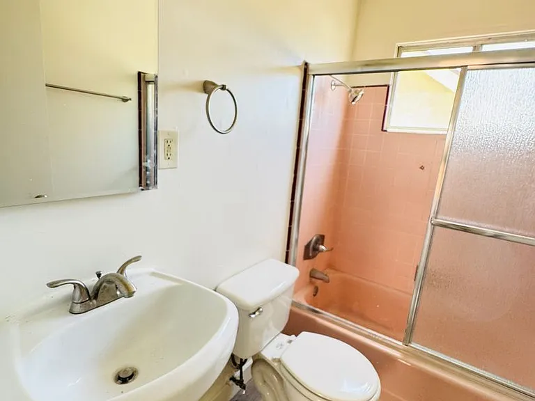 1049 N Mariposa Ave — Photo 11