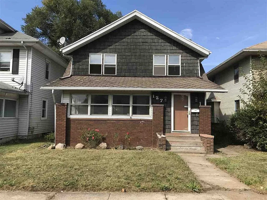 127 E Victoria St photo 1