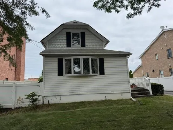 325 150th St, Whitestone, NY 11357