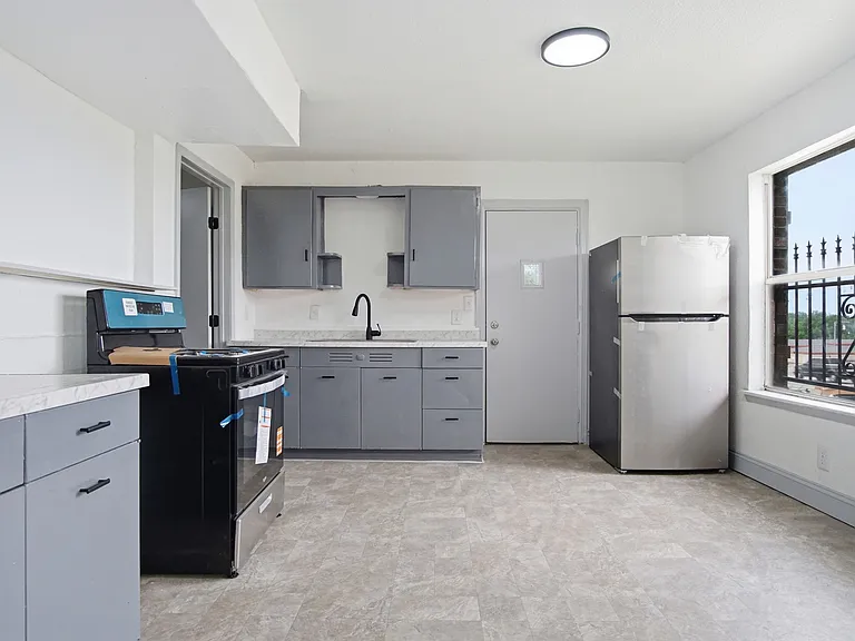 2228 SW Grand Blvd — Photo 20
