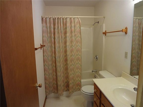 5th image of 613 W Gaston Dr