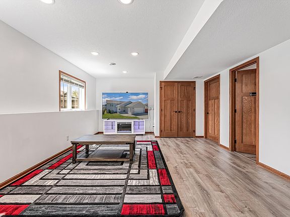 5th image of 809 24th Ave NW