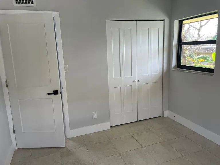 1721 SW 40th Ter #B — Photo 13