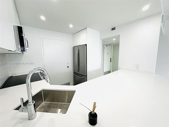 5th image of 345 Ocean Dr APT 610