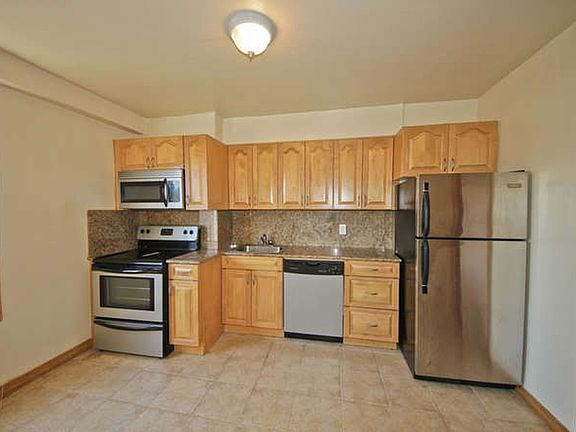 3rd image of 58 W 58th St APT 6C