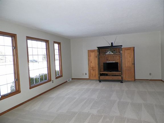 3rd image of 886 Williamsport Dr