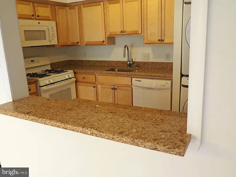 10 Monroe St #302 — Photo 7