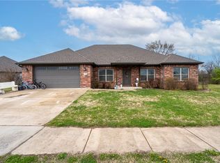 908 Carter Ct, Siloam Springs, AR 72761