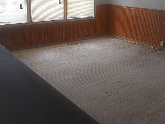 5th image of 44415 Hillcrest Ln