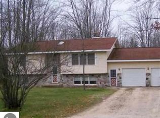 8257 Round Lake Rd, Rapid City, MI 49676