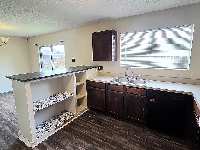 8103 Zephyr Ct — Photo 9