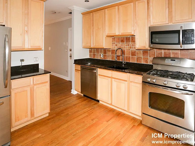 642 W Roscoe St #1 — Photo 2