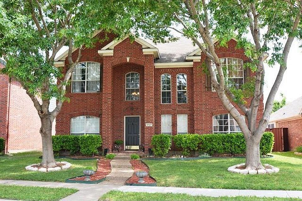 Front with 2 large Arizona Ash trees