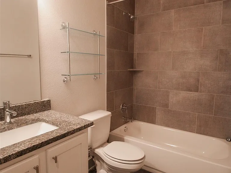 12208 Abbey Glen Ln SE #D — Photo 11