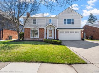 919 Cook Rd, Grosse Pointe Woods, MI 48236