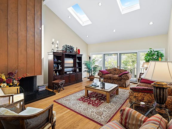 4th image of 169 Briarwood N