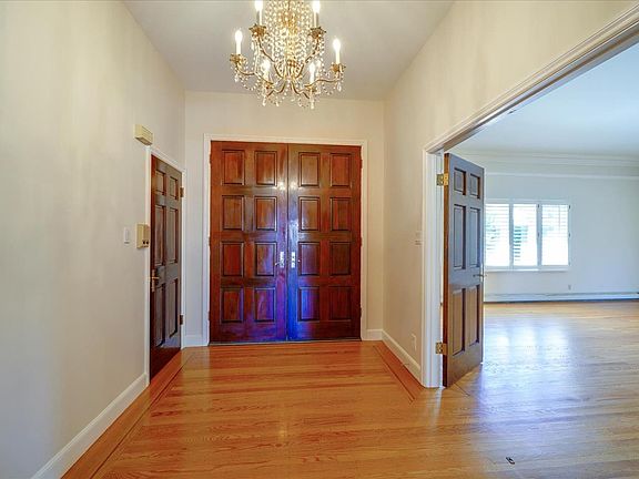 4th image of 2225 Summit Dr