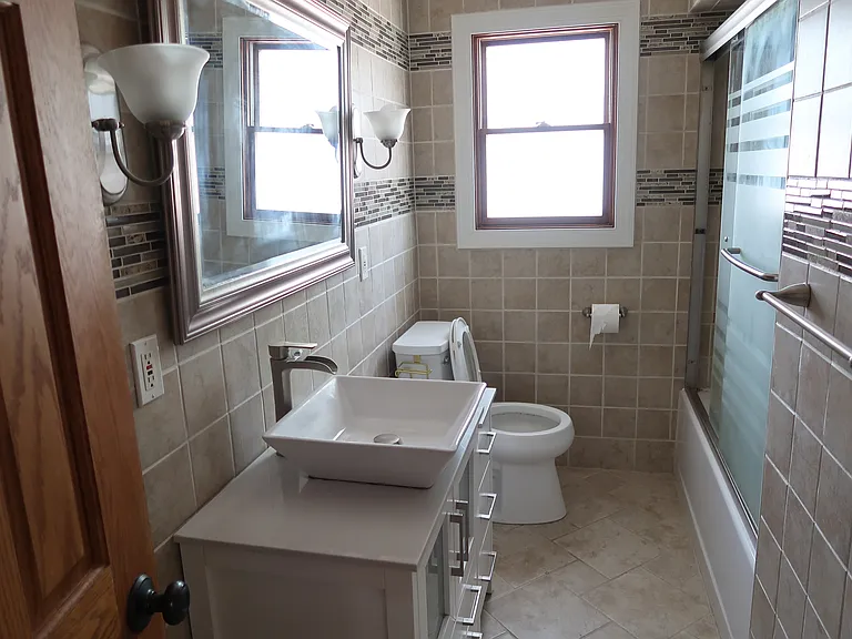929 Kenmoor Ave SE — Photo 7