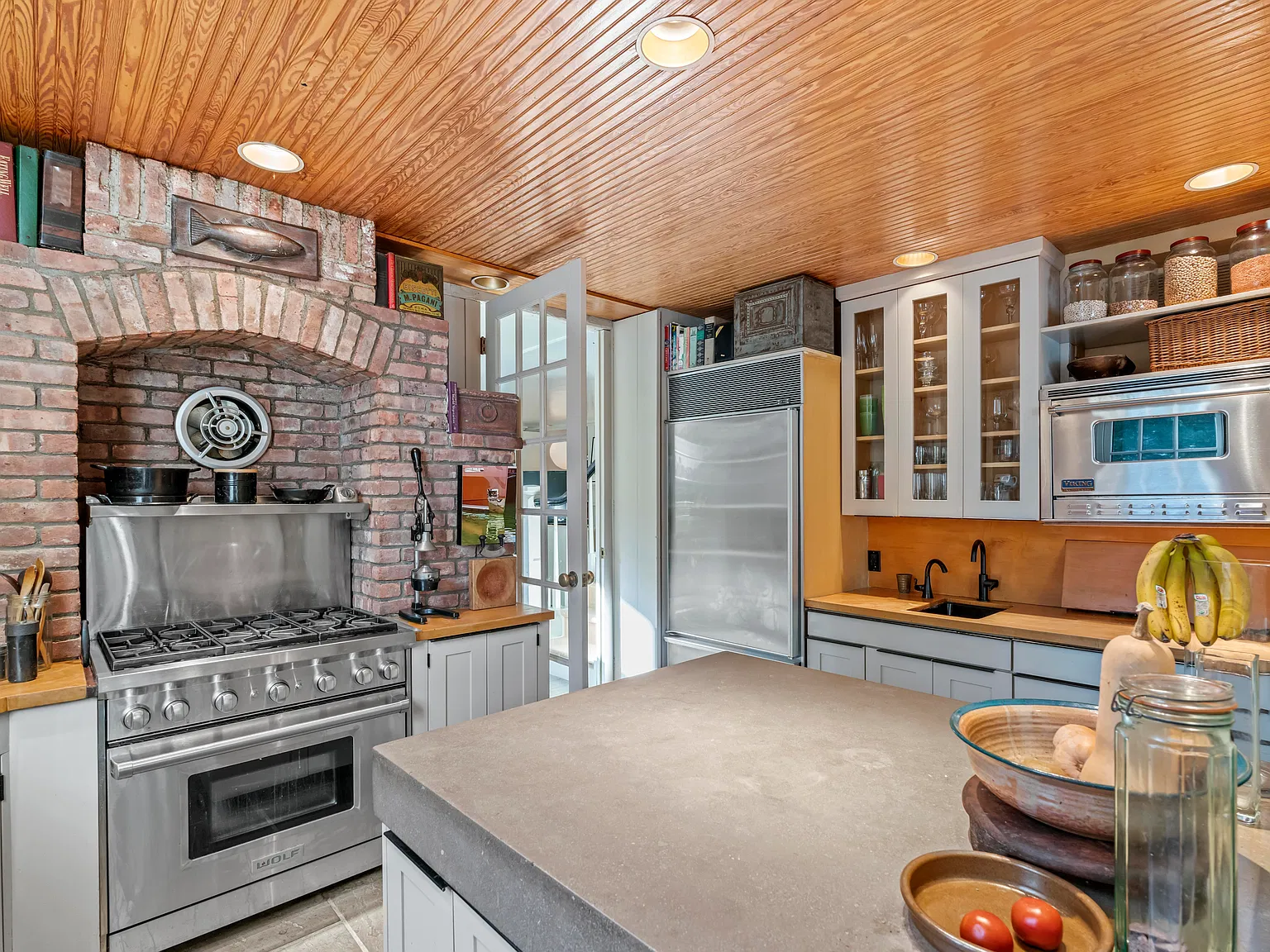 Idyllic 4 Bedroom, 4 Bath Amagansett Village Home — Photo 4