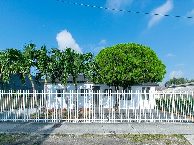 2324 NW 14th Ave — Photo 3