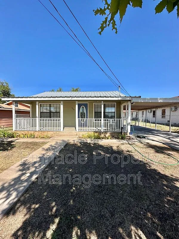 2 bed, 1.0 bath, 884 sqft, $1,350 — Photo 3