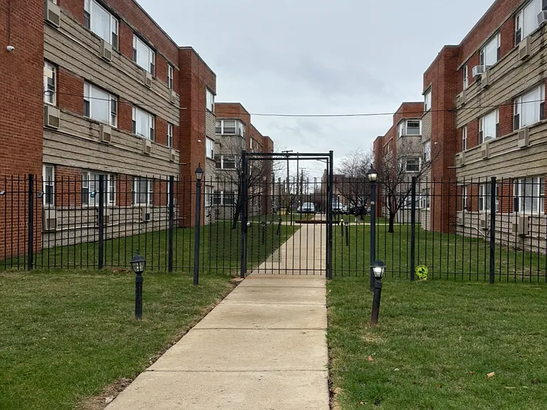 2411 W Balmoral Ave #1D — Photo 17